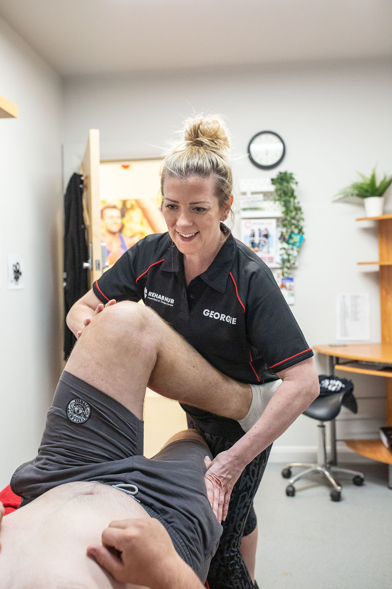 physiotherapist treating hip pain in biggleswade